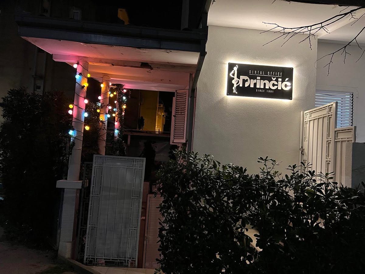 Stomatolog i pacijentkinja u ordinaciji na Dedinju